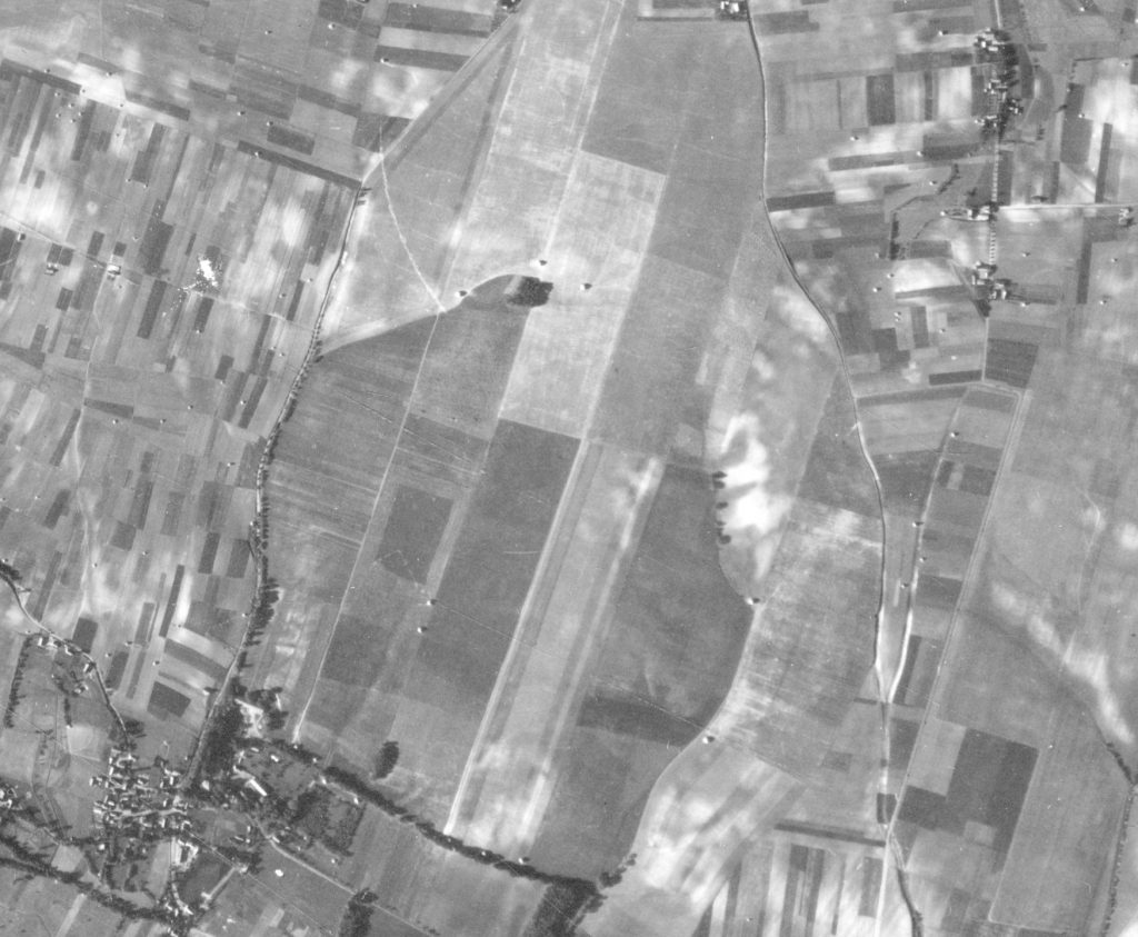 Prawdopodobne miejsce zrzutu na polach pomiędzy Makocicami a Szczytnikami. Zdjęcie lotnicze z 1944 roku.