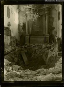 Zniszczenia po ostrzale artyleryjskim w kościele w Koniuszy (zdjęcie ilustracyjne)