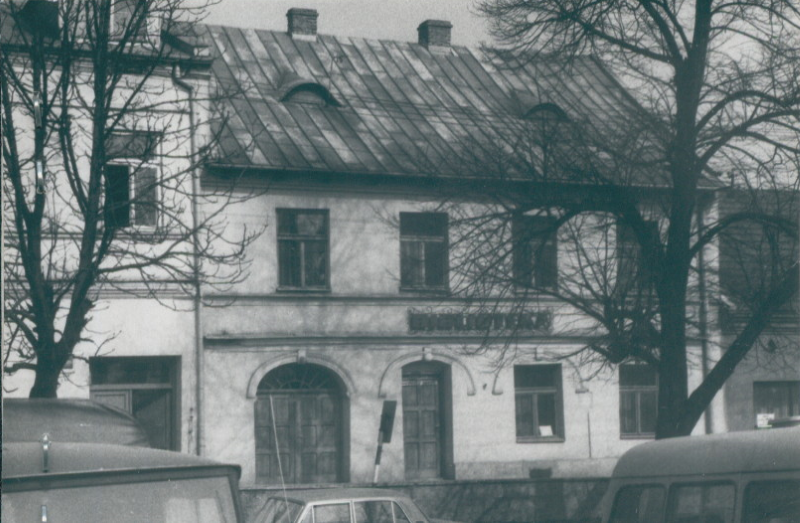 Fot. 1 Budynek biblioteki na zdjęciu z około 1985 r. (ze zbiorów Gminnego Rejestru Zabytków)