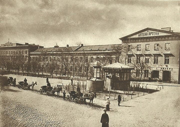 Fot. 4 Szpital Dzieciątka Jezus z Warszawie z widocznym budynkiem apteki, na zdjęciu wykonanym w II poł. XIX w.