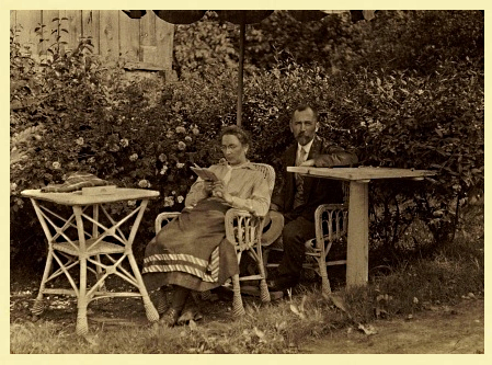Maria i Józef Gałęzowscy w ogrodzie na tyłach budynku apteki (źródło: zbiory Miejskiej Biblioteki Publicznej w Proszowicach)