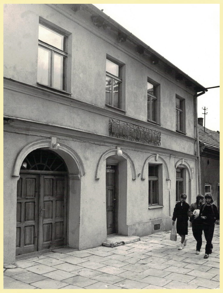 Zdjęcie budynku biblioteki wykonane w latach '80 XX w. (źródło: zbiory Miejskiej Biblioteki Publicznej w Proszowicach)