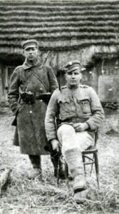 Franciszek Gasiński (1901-1991), stoi po lewej(zdjęcie ze zbiorów Muzeum Regionalnego PTTK w Olkuszu)
