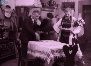 Kadr z filmu 'Cud nad Wisłą' - Edmund Gasiński w białej sukmanie